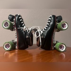 Riedell 495 torch with revenge plates upgraded Juke wheels,Bones Reds size 5 1/2